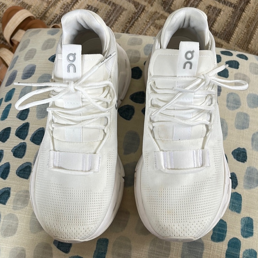 On- running cloud White US size 7